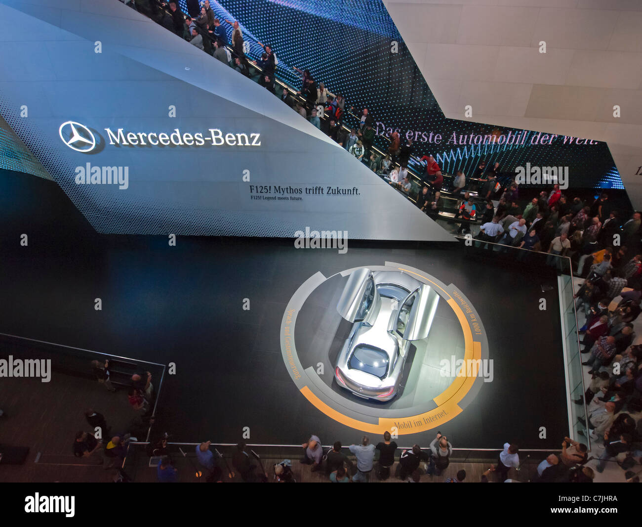 Besucher auf Mercedes Benz Stand schauen Sie sich neue F125! Wasserstoff-Brennstoffzellen-Auto auf der IAA in Frankfurt Deutschland Stockfoto