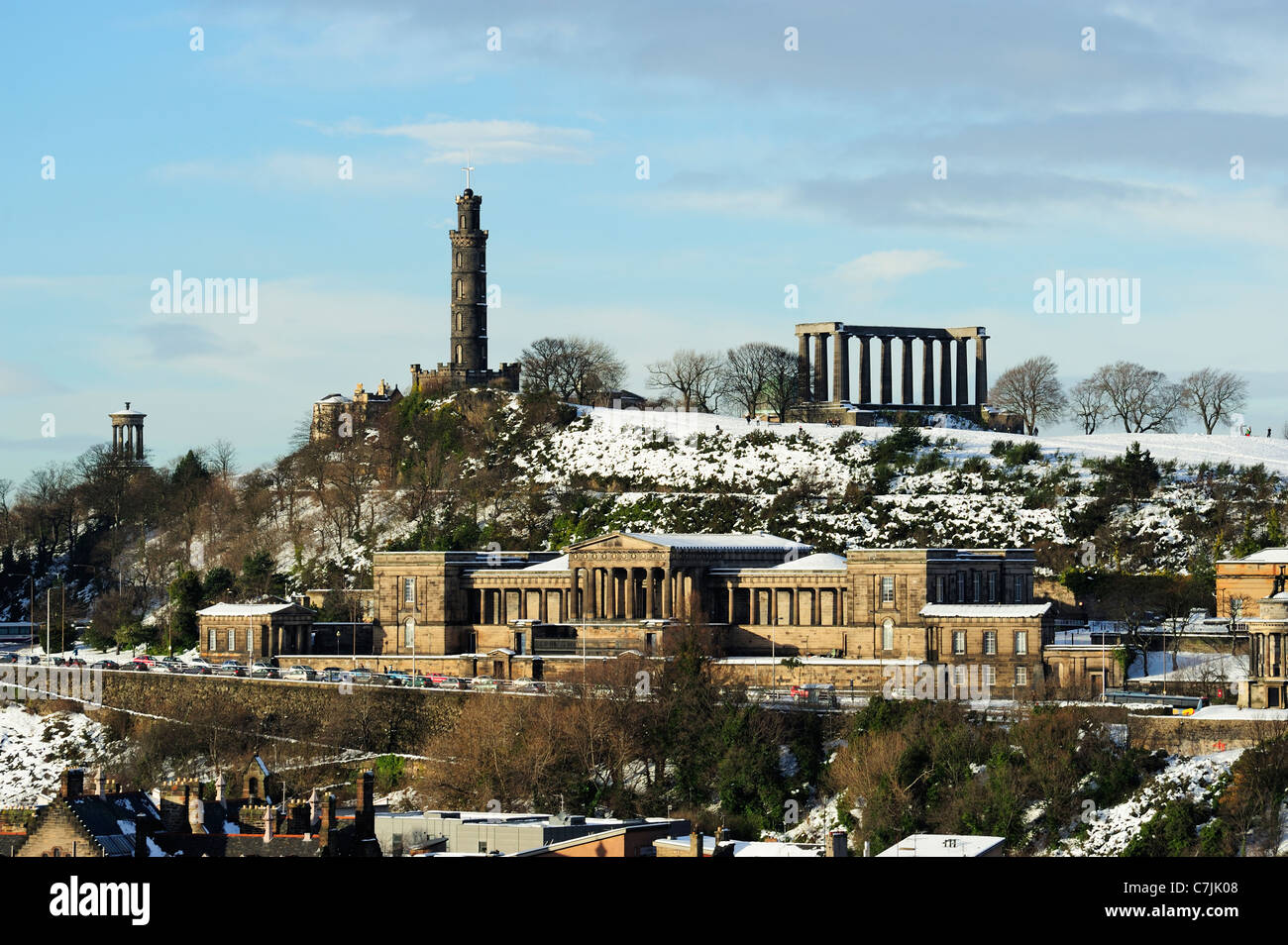 Calton Hill im Schnee mit den alten Royal High School Gebäude im Vordergrund von Salisbury Crags, Edinburgh, Schottland Stockfoto