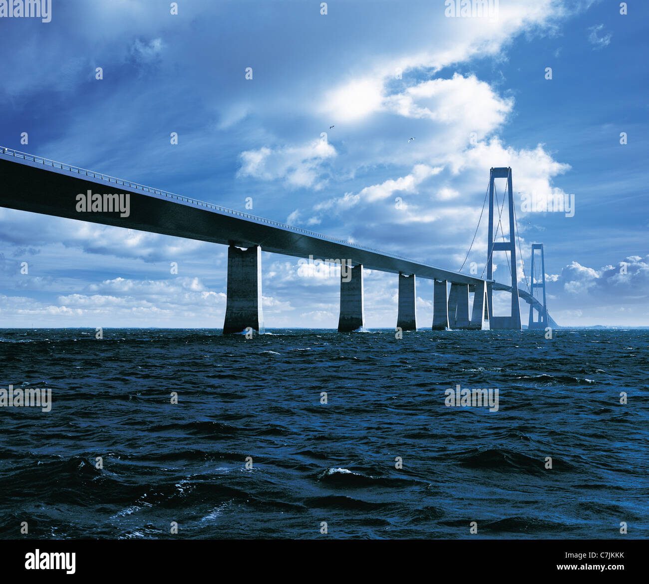 Great Belt Bridge spanning Ozean Stockfoto