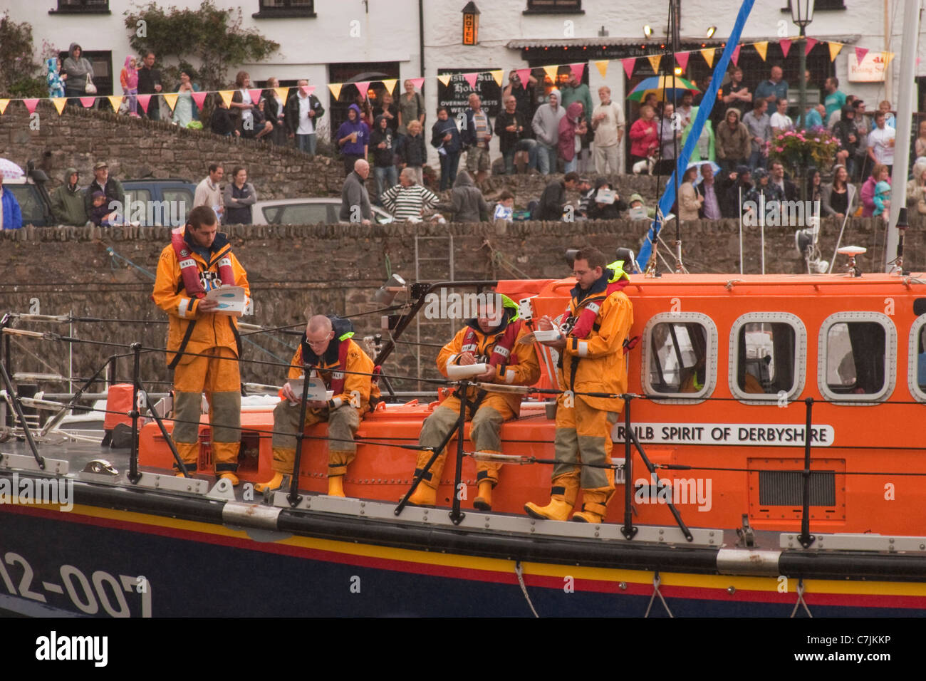 Ilfracombe Rettungsboot Crew Essen Fish &amp; Chips während Lynmouth Hafen festgemacht Stockfoto