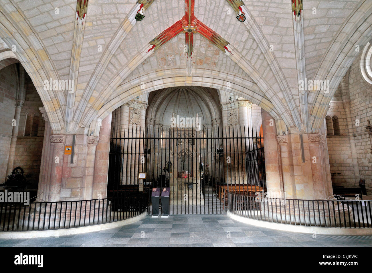 Spanien, Jakobsweg: Innenraum der Klosterkirche von San Juan de Ortega Stockfoto