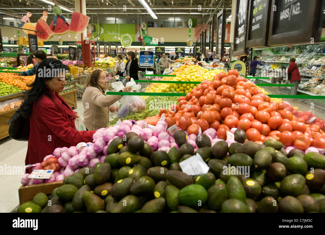 Menschen kaufen Gemüse im Supermarkt Stockfoto