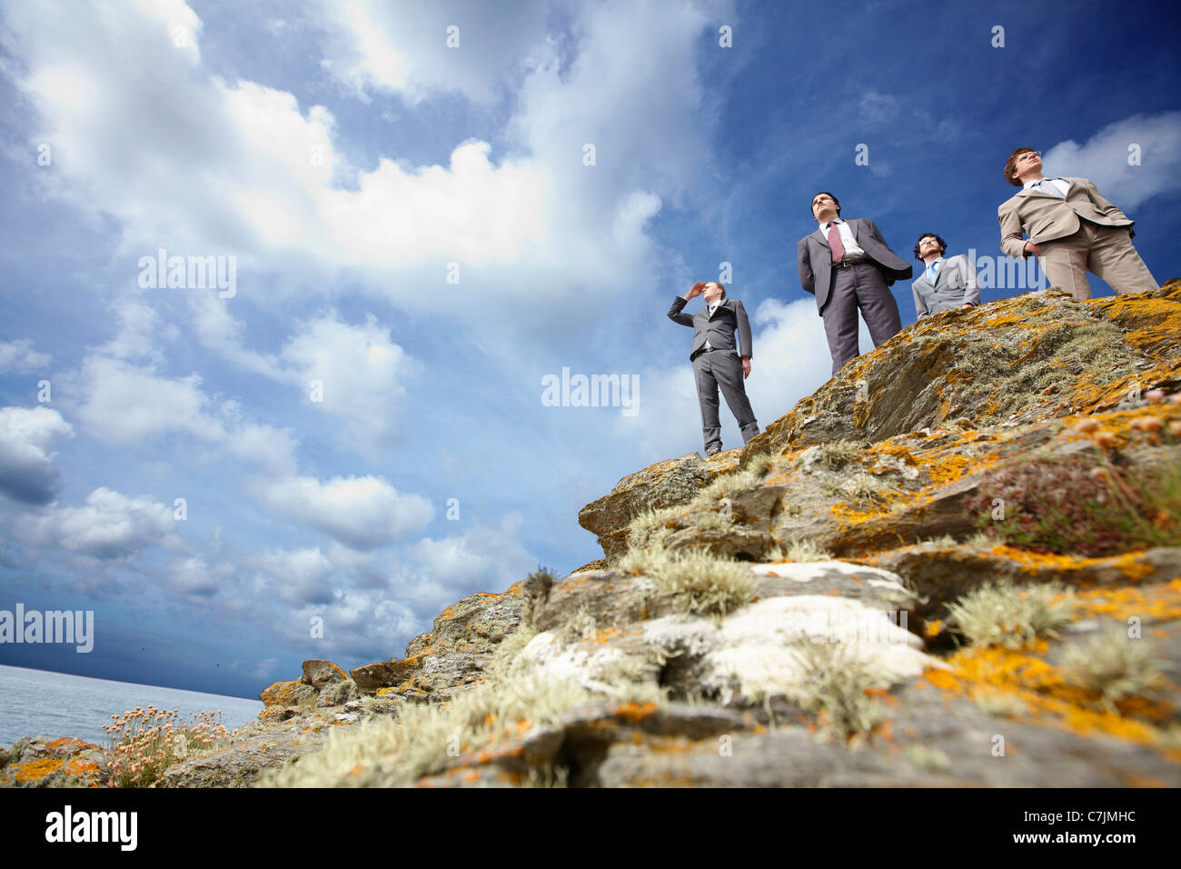 Geschäftsleuten stehen am Rand der Klippe Stockfoto