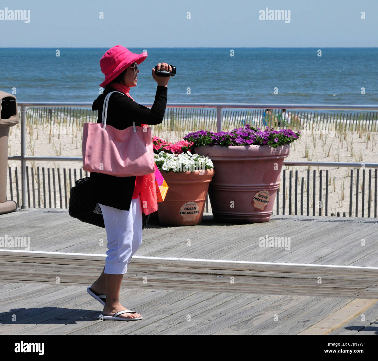 Frau nimmt video auf der Promenade in Ocean City, New Jersey Stockfoto