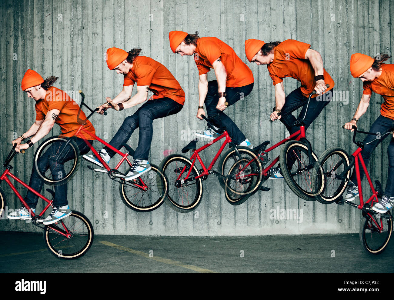 Mehrfachbelichtung der Mann tut bmx trick Stockfoto