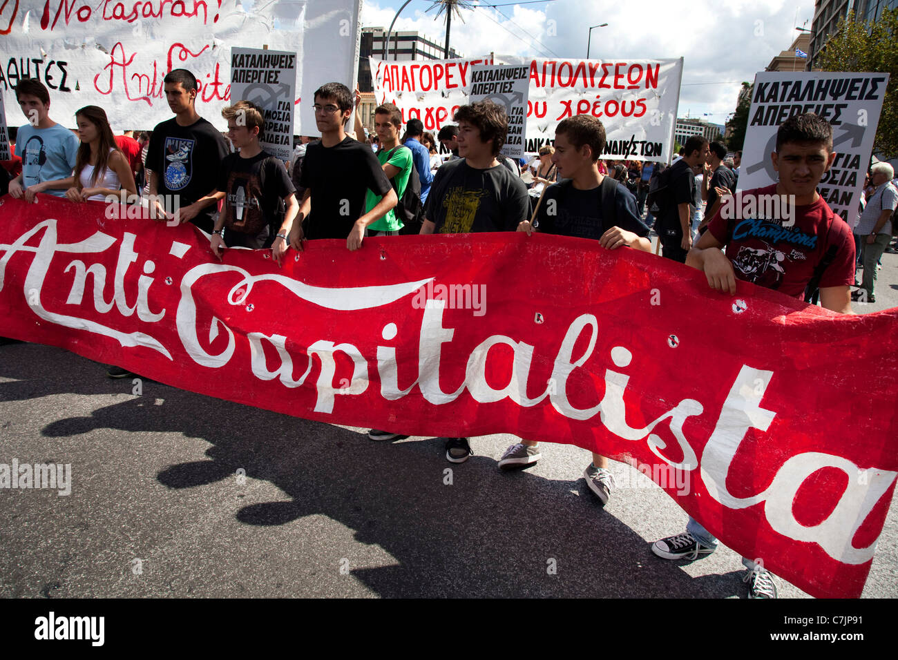 Schüler marschieren mit anti-kapitalistischen Banner in Demonstration gegen Sparmaßnahmen und Reformen im Bildungswesen in Athen geplant. Stockfoto