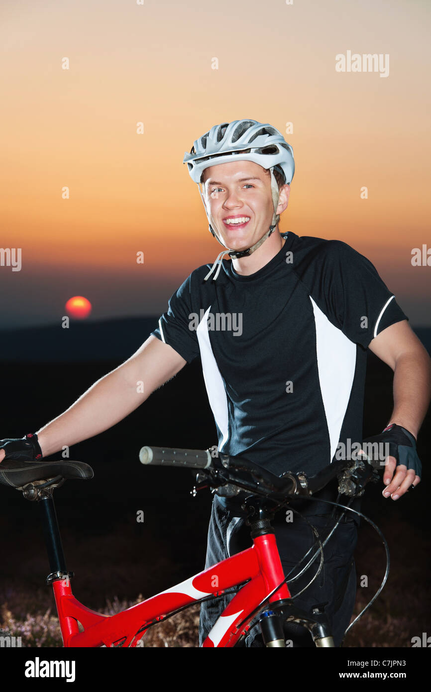 Lächelnd Mann mit Fahrrad im freien Stockfoto