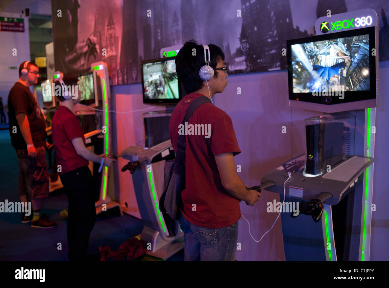 Jugendliche versuchen neueste XBox und Konsolen-Spiele auf der Messe in London, Großbritannien Stockfoto