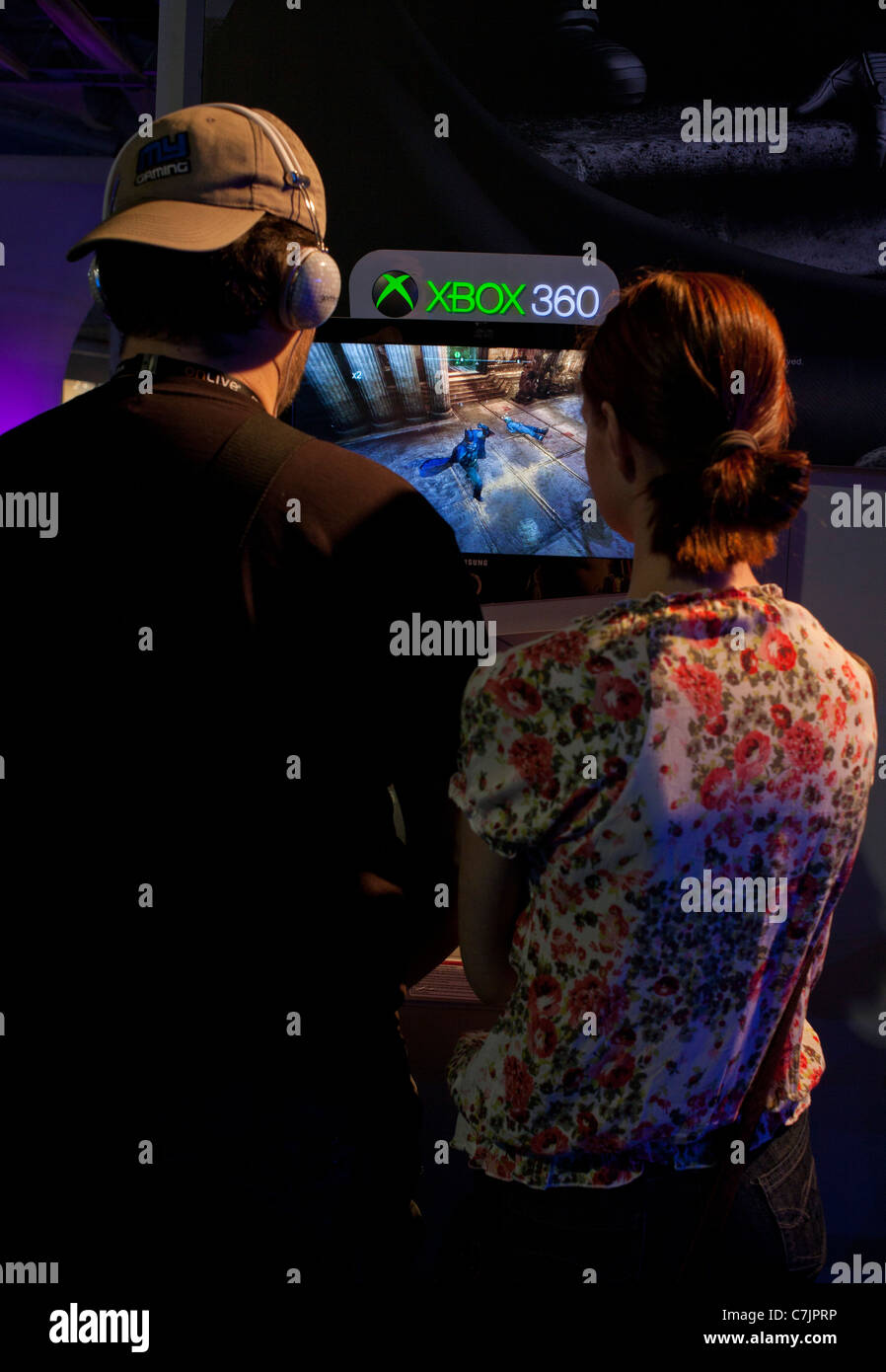 Jugendliche versuchen neueste XBox und Konsolen-Spiele auf der Messe in London, Großbritannien Stockfoto