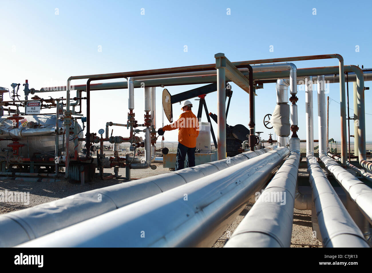 Arbeiter einstellen Rohre am Ölfeld Stockfoto