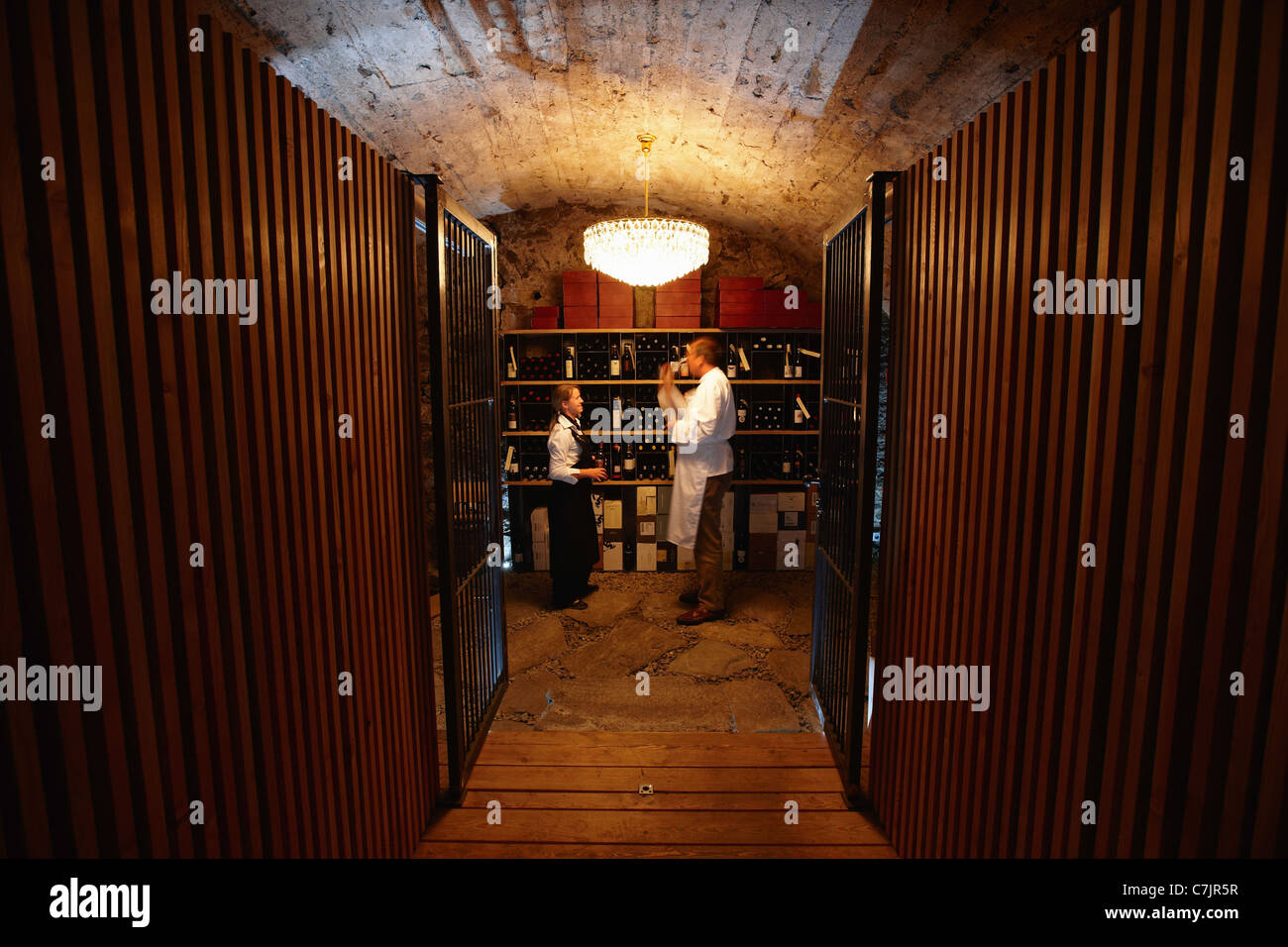 Koch und Kellner Weinprobe im Keller Stockfoto