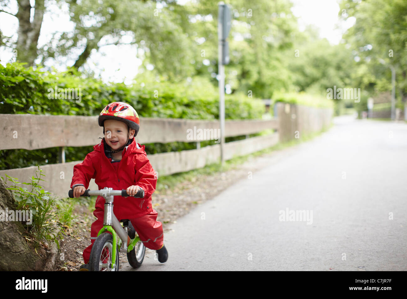 Lächelnde junge Reiten Fahrrad im freien Stockfoto