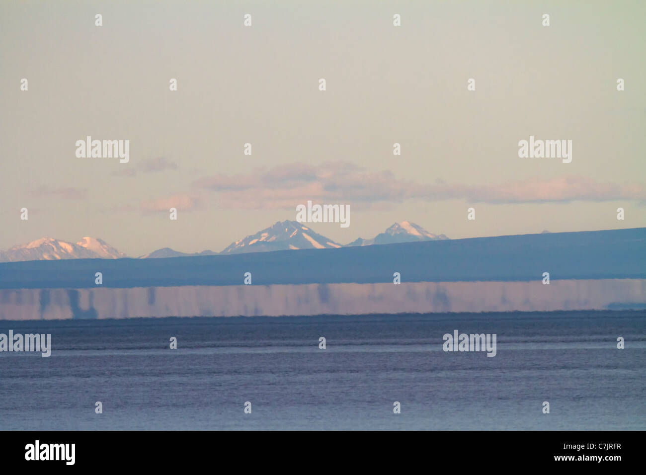 Eine Fata Morgana Fata Morgana über Cook Inlet, Alaska. Stockfoto