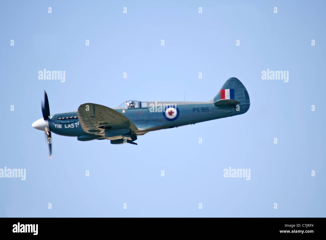 Der Spitfire PS915 Mk XIX, Teil des RAF Battle of Britain Memorial Flight (BBMF), wurde 2006 auf dem Royal International Air Tattoo ausgestellt. Das Flugzeug, ein Symbol der Luftfahrt des Zweiten Weltkriegs, zeigte seine historische Bedeutung und Rolle in der militärischen Luftfahrt. Stockfoto