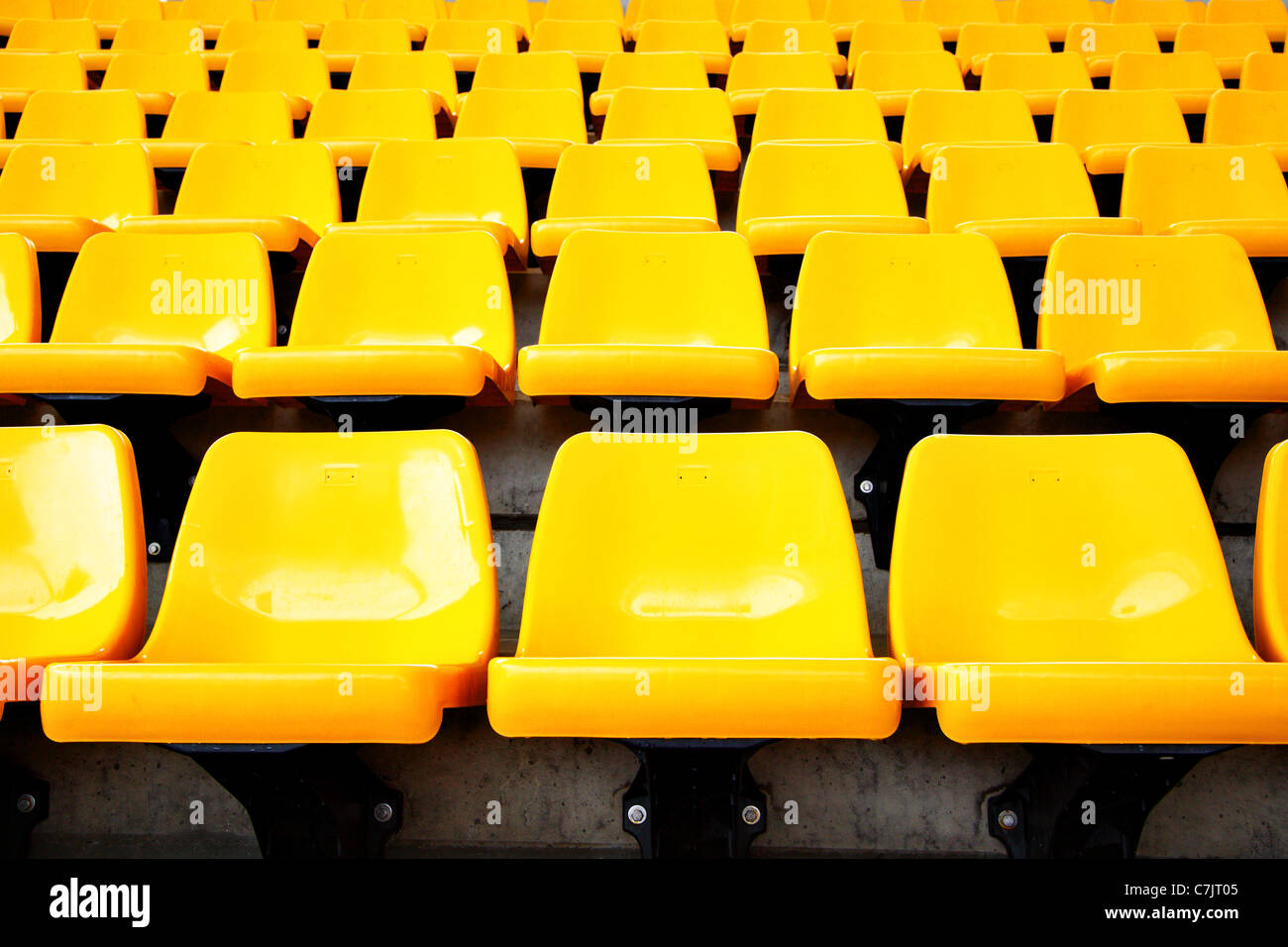 Viele gelbe Kunststoff Plätze im Stadion Stockfoto