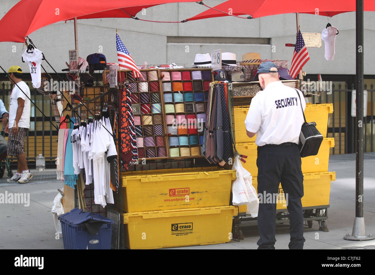 Sicherheit Polizei stand vor einem Unentschieden Stand in New York City Stockfoto