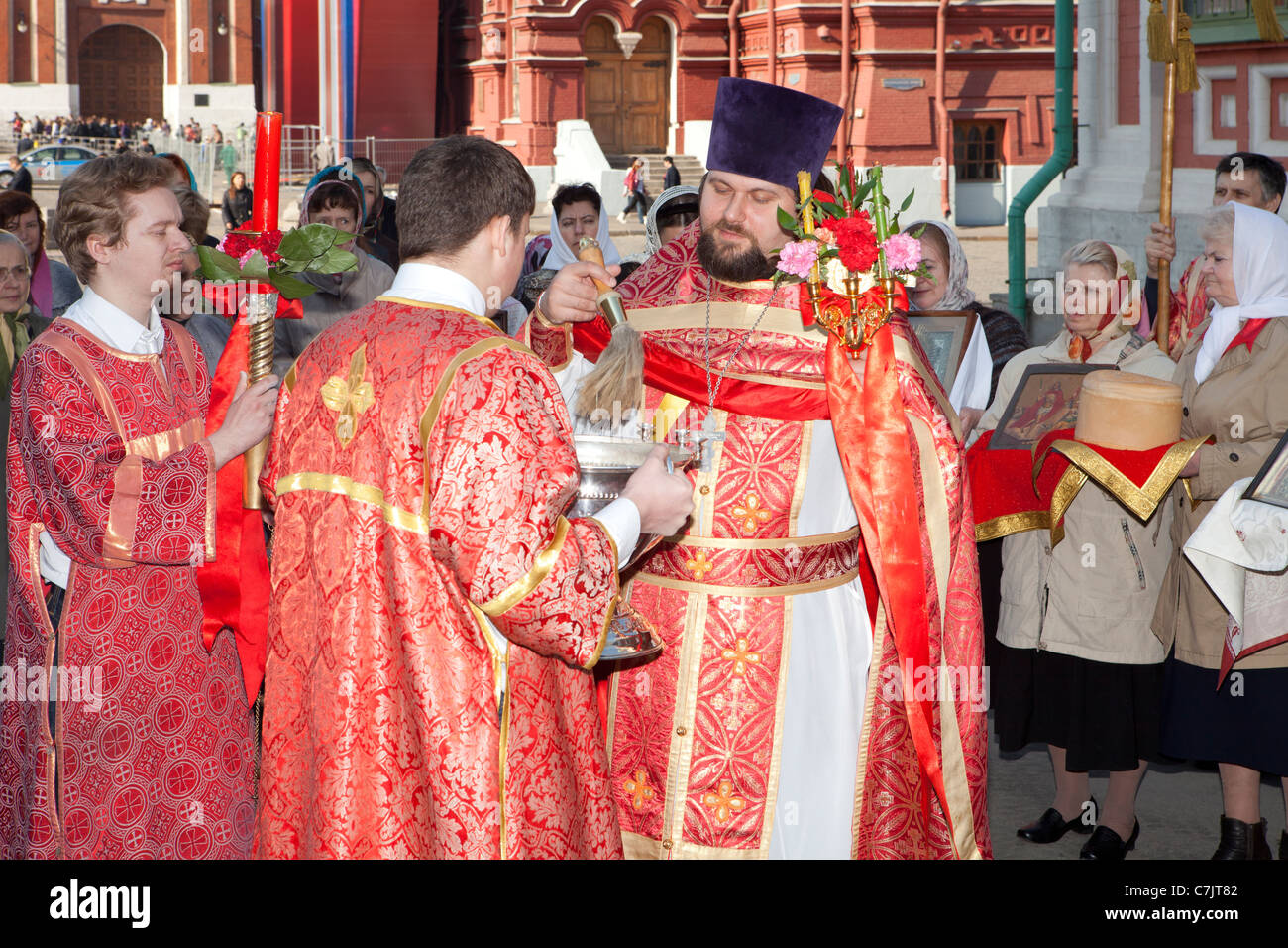 Ostern feiern außerhalb Kathedrale unserer lieben Frau von Kazan auf dem Roten Platz in Moskau, Russland. Stockfoto