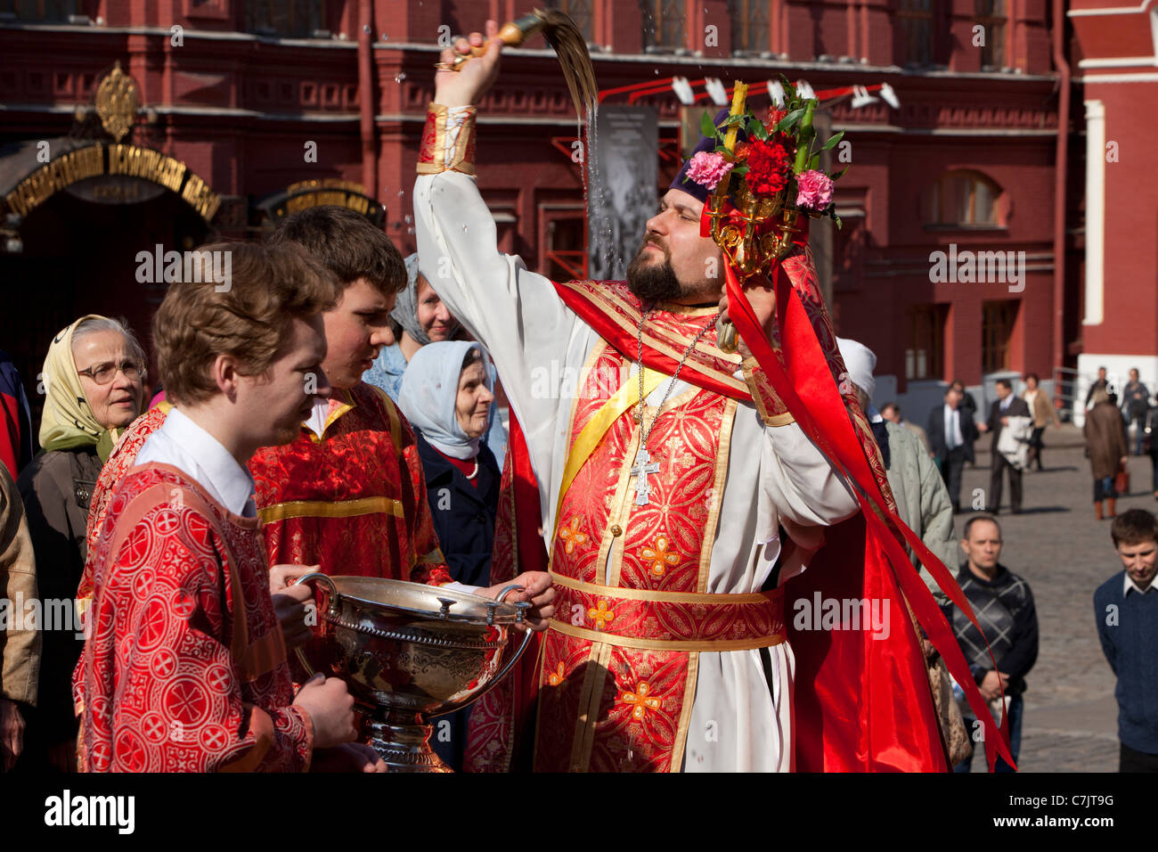 Ostern feiern außerhalb Kathedrale unserer lieben Frau von Kazan auf dem Roten Platz in Moskau, Russland. Stockfoto