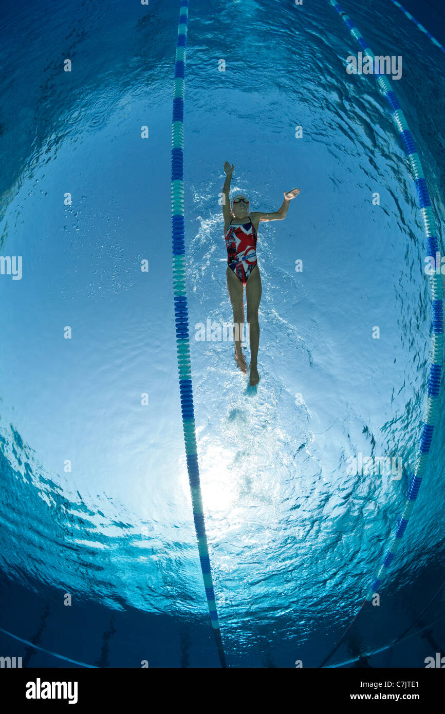 Eine weibliche Schwimmer Ausbildung in ein olympisches Freibad (Frankreich). Unterwasser-Blick. Stockfoto