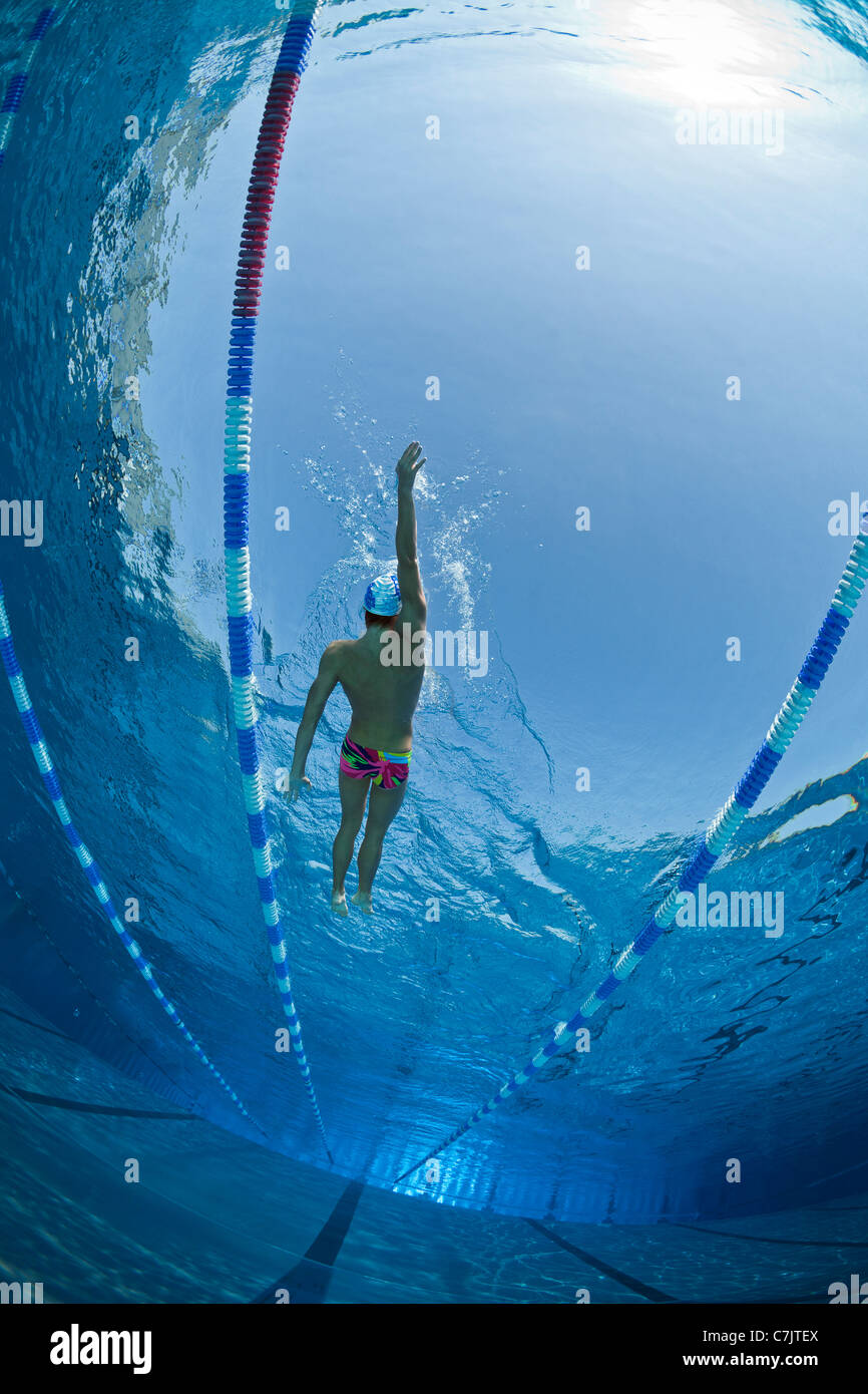 Eine männliche Schwimmer Ausbildung in ein olympisches Freibad (Frankreich). Unterwasser-Blick. Stockfoto
