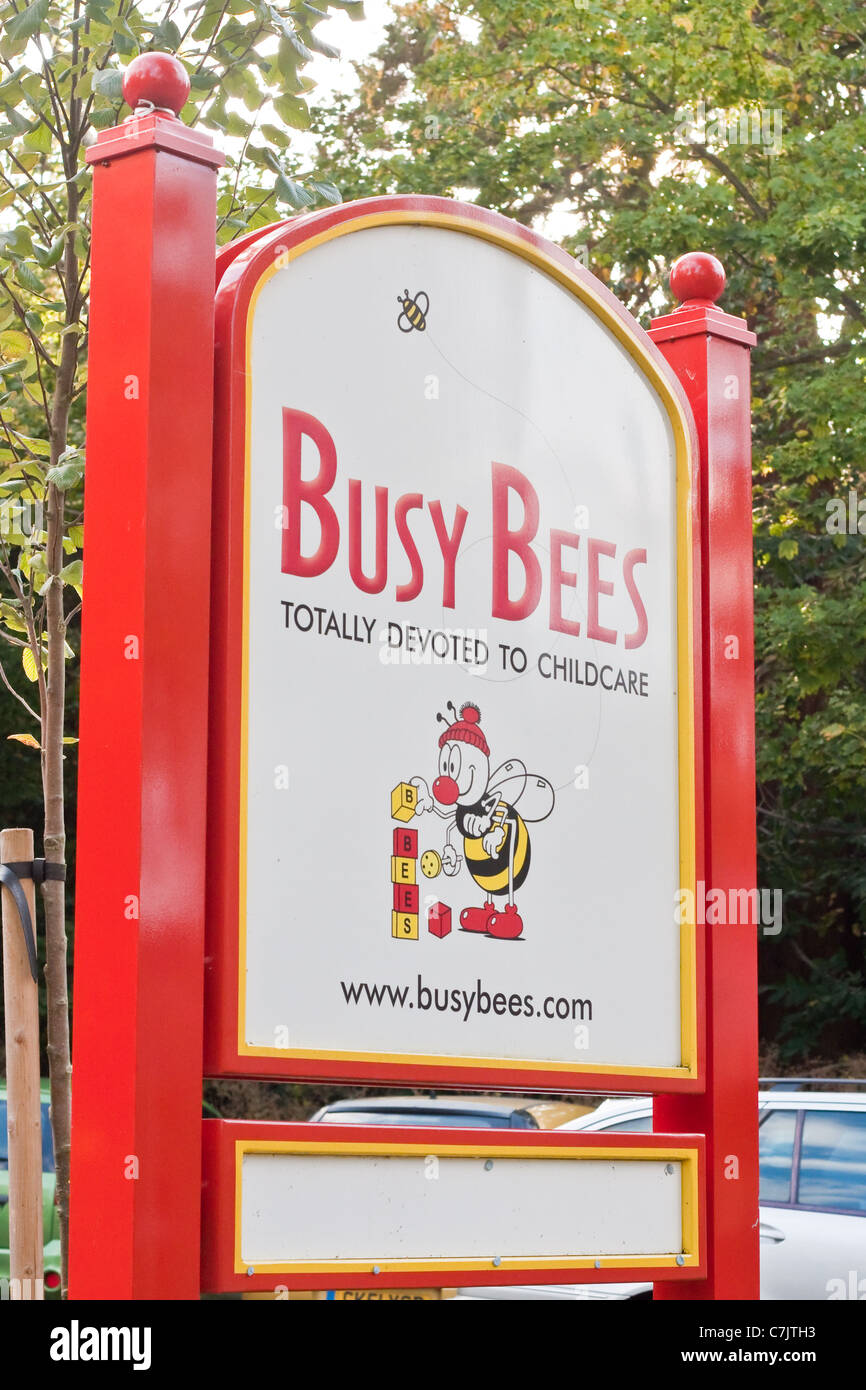 Melden Sie sich für eine fleißige Bienen-Kindergarten-Filiale Stockfoto