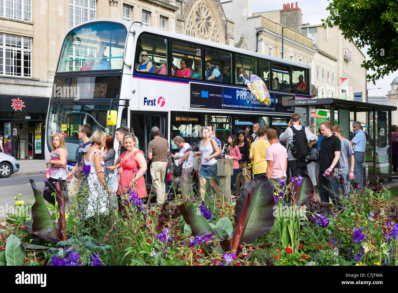 Bushaltestelle am College Green überfüllt, im Zentrum Stadt, Bristol, Avon, Großbritannien Stockfoto