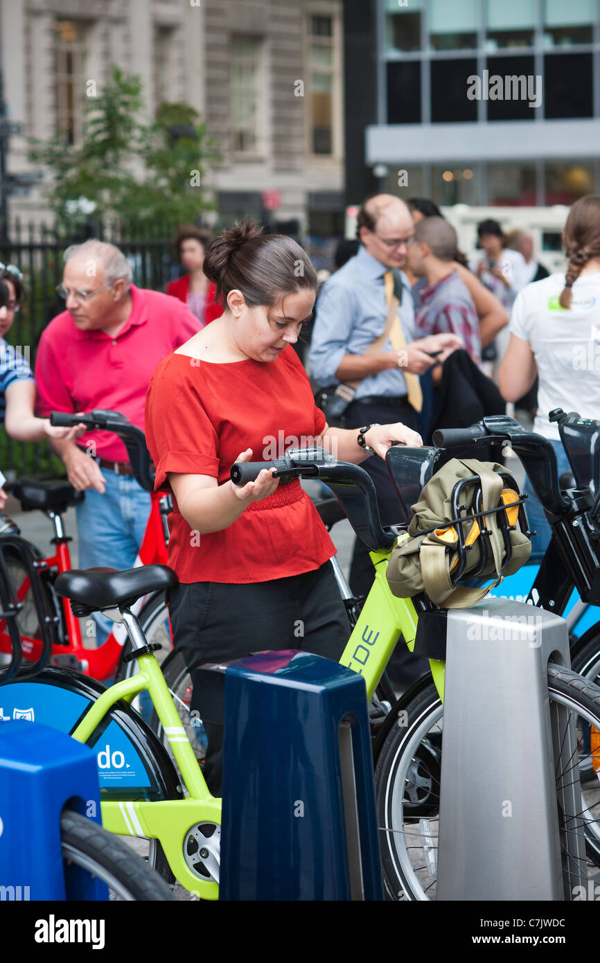 Passant ausprobieren Fahrräder bei einem Alta Fahrrad Anteil Demonstration ihres Programms im Bowling Green Park in New York Stockfoto