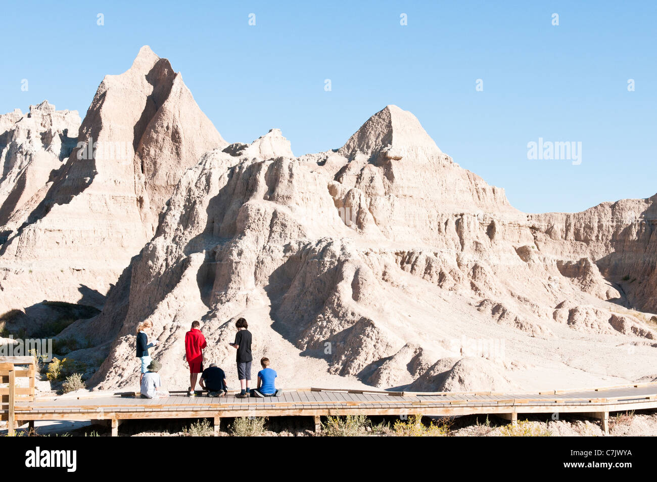 Teenager Gymnasiasten studieren fossile Exponate entlang der fossilen Ausstellung im Badlands National Park in South Dakota. Stockfoto