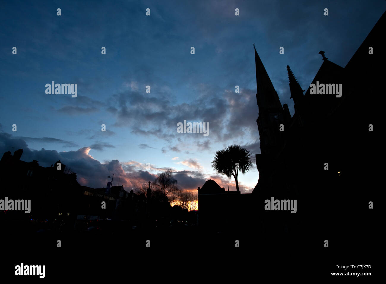 Abenddämmerung am Ealing Broadway, London - UK Stockfoto