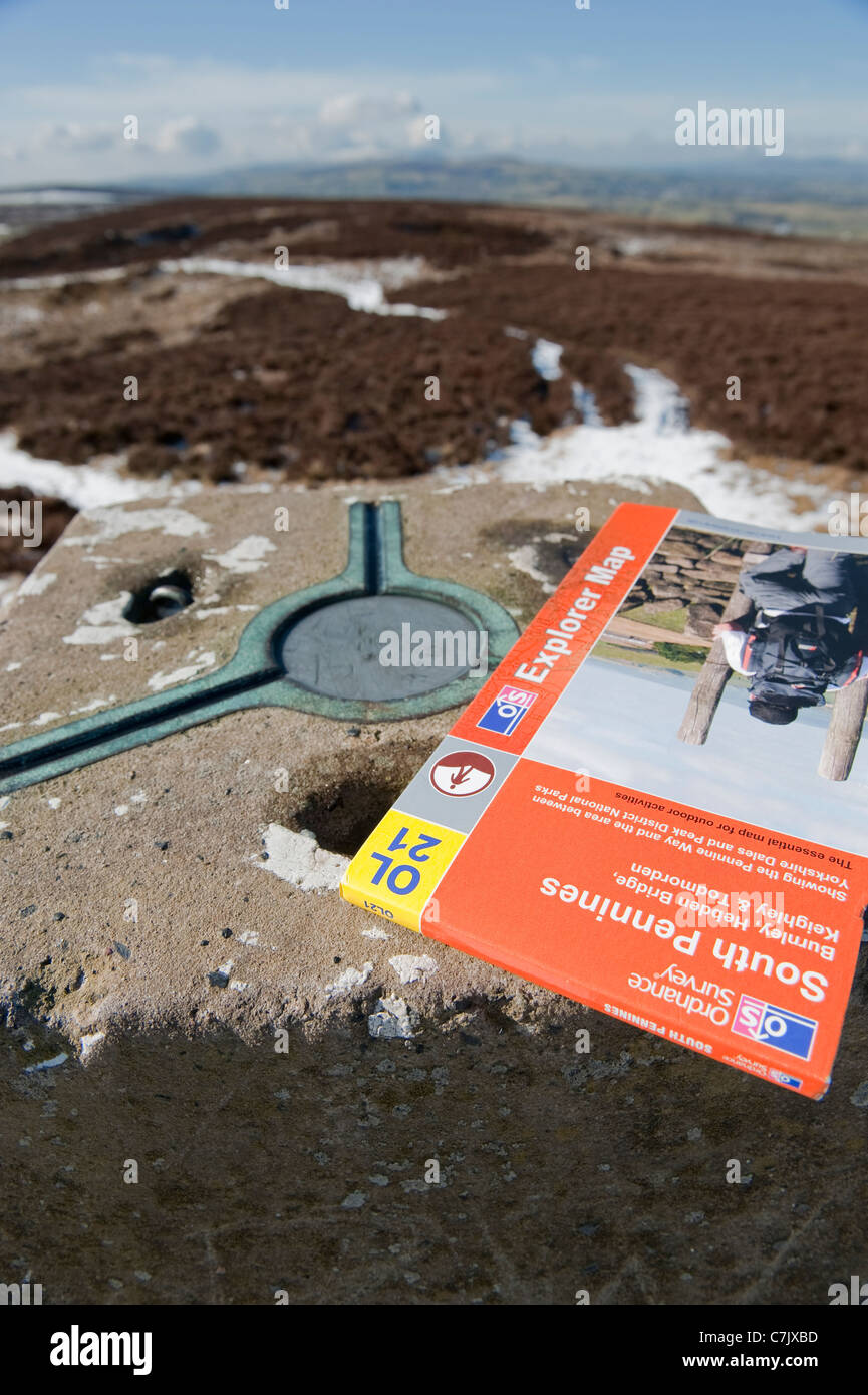 Berggipfel des Pinhow-Leuchtfeuers (trig Point, Ordnance Survey Explorer Karte, Hochmoore, landschaftlich schöne Aussicht, Winterschnee) - North Yorkshire, England UK Stockfoto