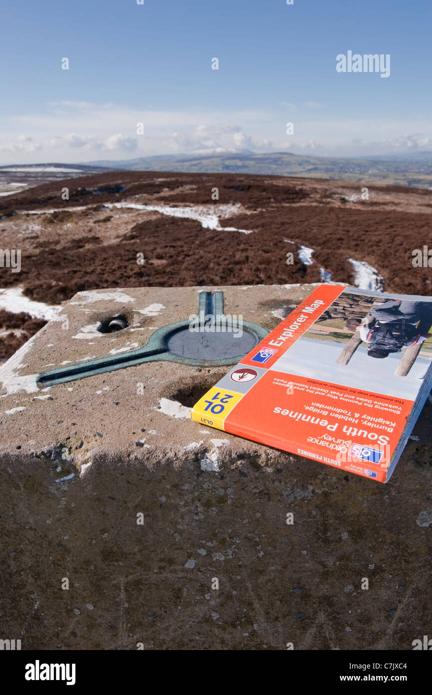 Berggipfel des Pinhow-Leuchtfeuers (trig Point, Ordnance Survey Explorer Karte, Hochmoore, landschaftlich schöne Aussicht, Winterschnee) - North Yorkshire, England UK Stockfoto
