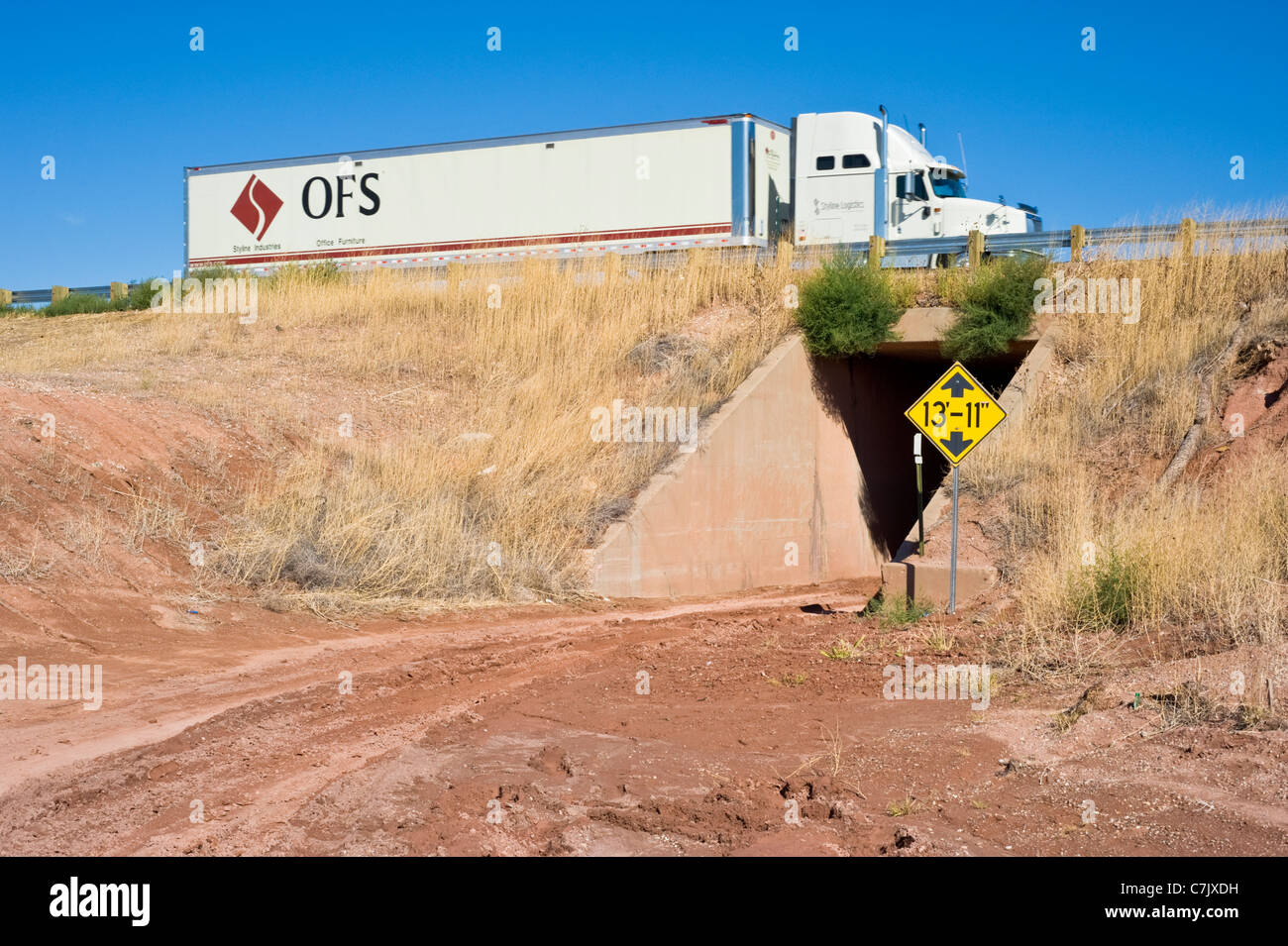 Ein alte und fast vergessener Abschnitt der Route 66 führt durch einen Tunnel unterhalb der moderne Ersatz in New Mexico. Stockfoto