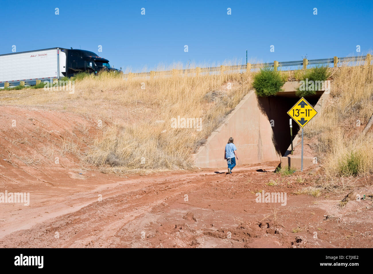 Ein alte und fast vergessener Abschnitt der Route 66 führt durch einen Tunnel unterhalb der moderne Ersatz in New Mexico. Stockfoto