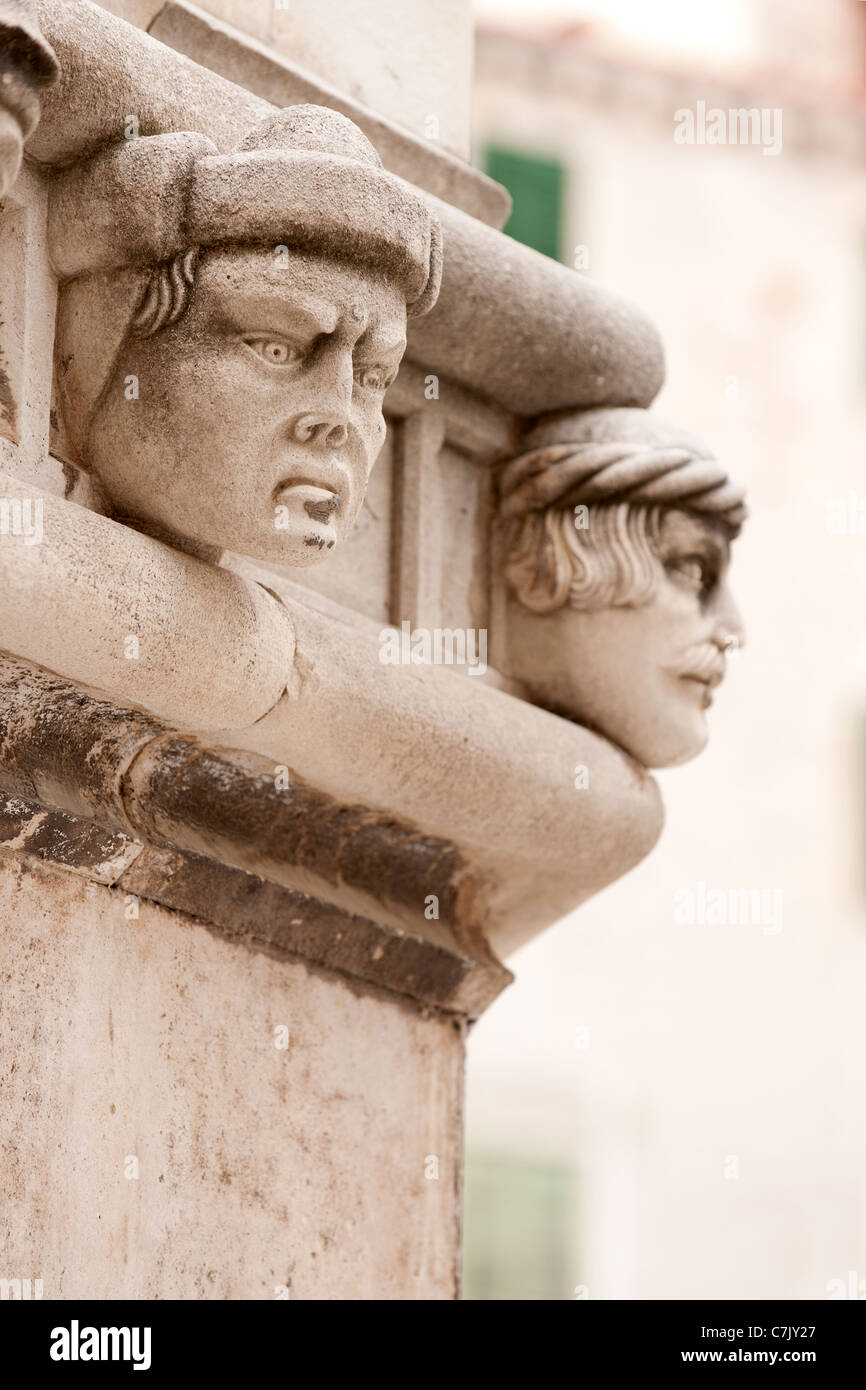 Berühmte Köpfe auf dem Seitenportal der Kathedrale St. Jakob, UNESCO-Weltkulturerbe in Sibenik, Kroatien Stockfoto