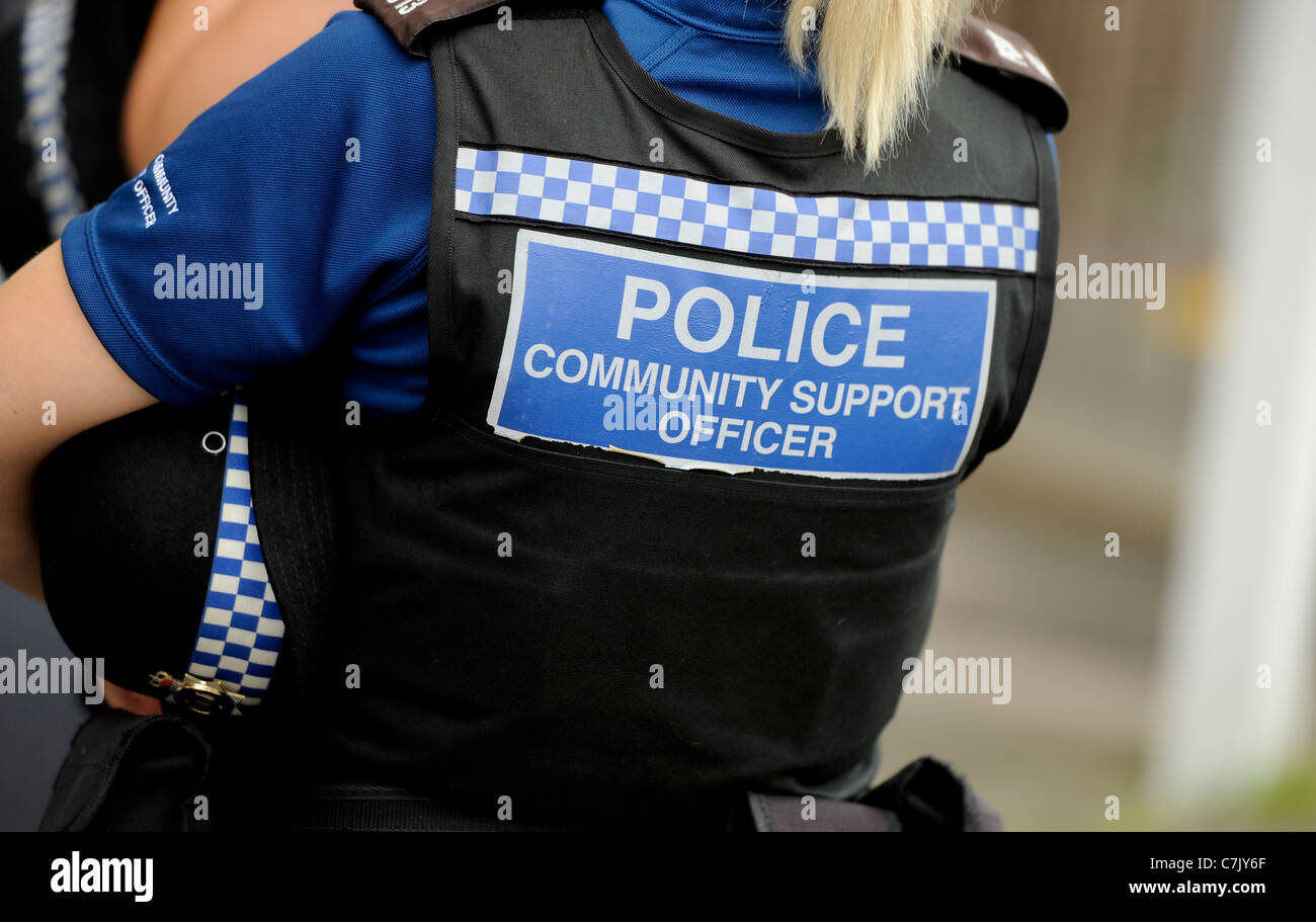 Rückansicht eines weiblichen Gemeinschaft Unterstützung Polizisten auf den Straßen von Brighton, East Sussex, UK. Stockfoto