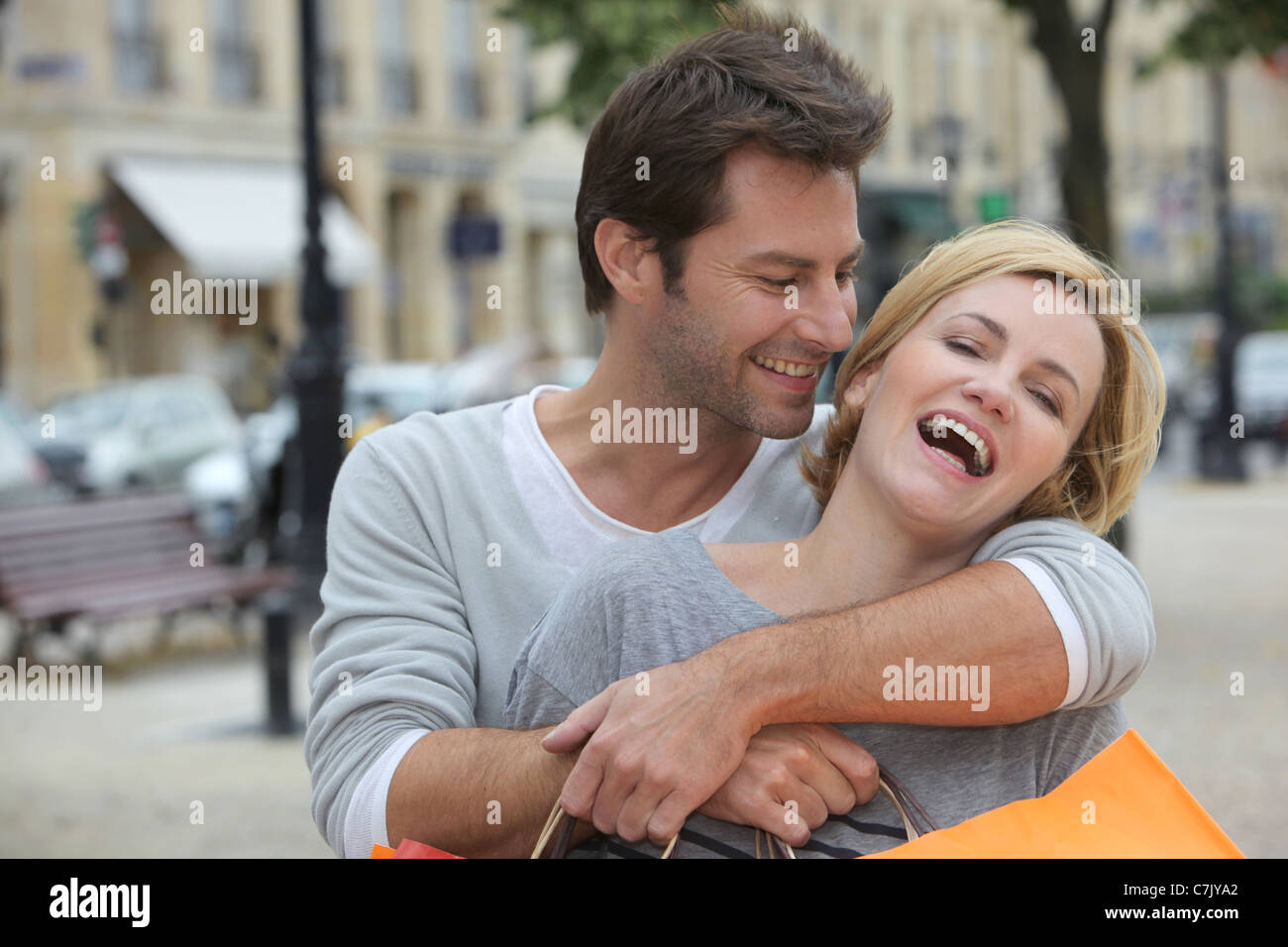 Paar lachen vor Freude auf einen shopping-trip Stockfoto