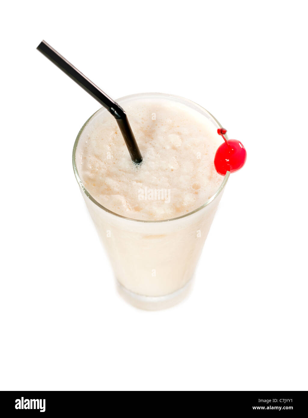 Frozen Banana Daiquiri Drink cocktail mit Kirschrot und schwarz Stroh isoliert auf weißem Hintergrund Stockfoto