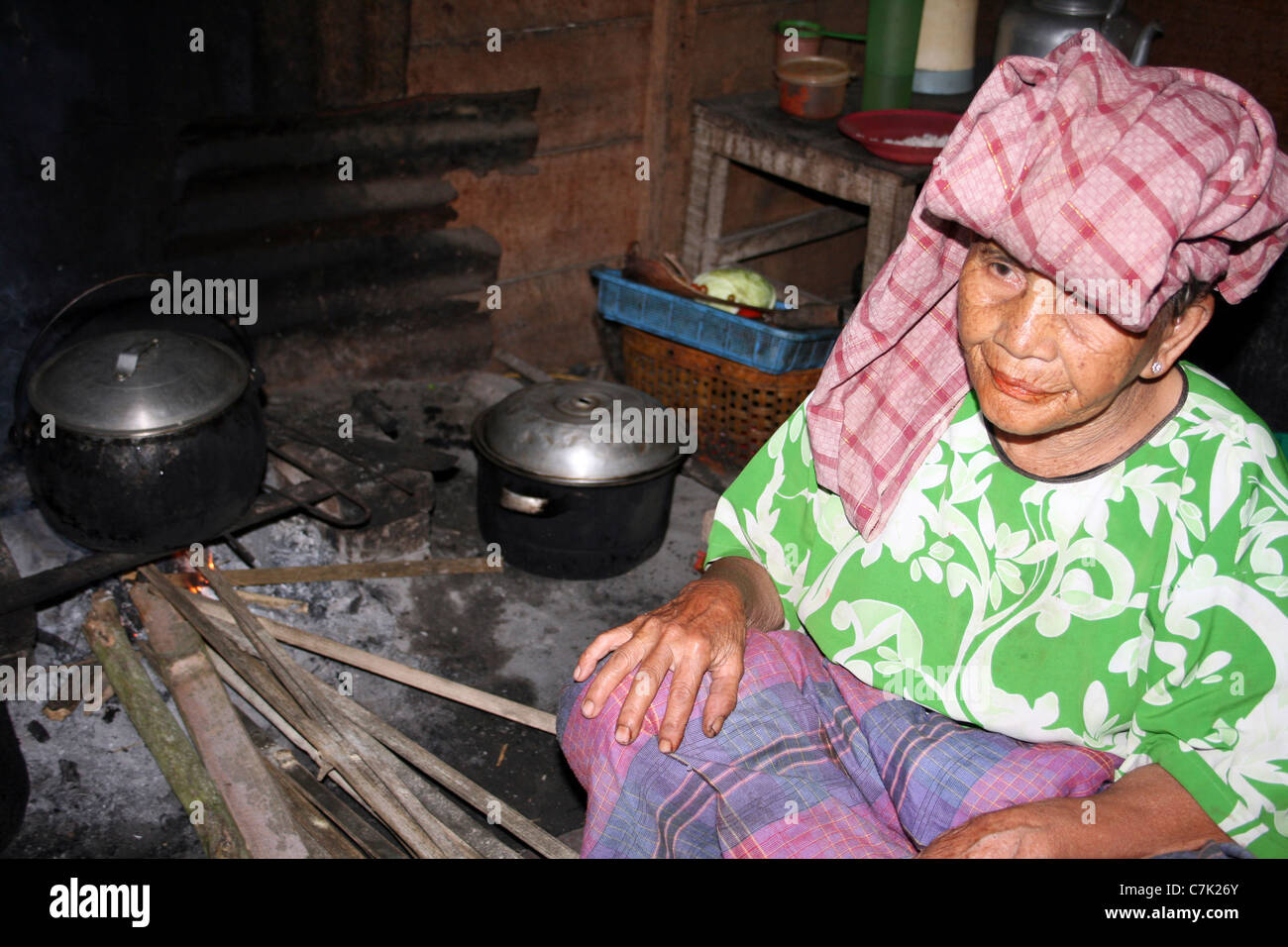 Ältere Karo Batak Stammes Frau sitzt neben Kochen Feuer, Sumatra Stockfoto