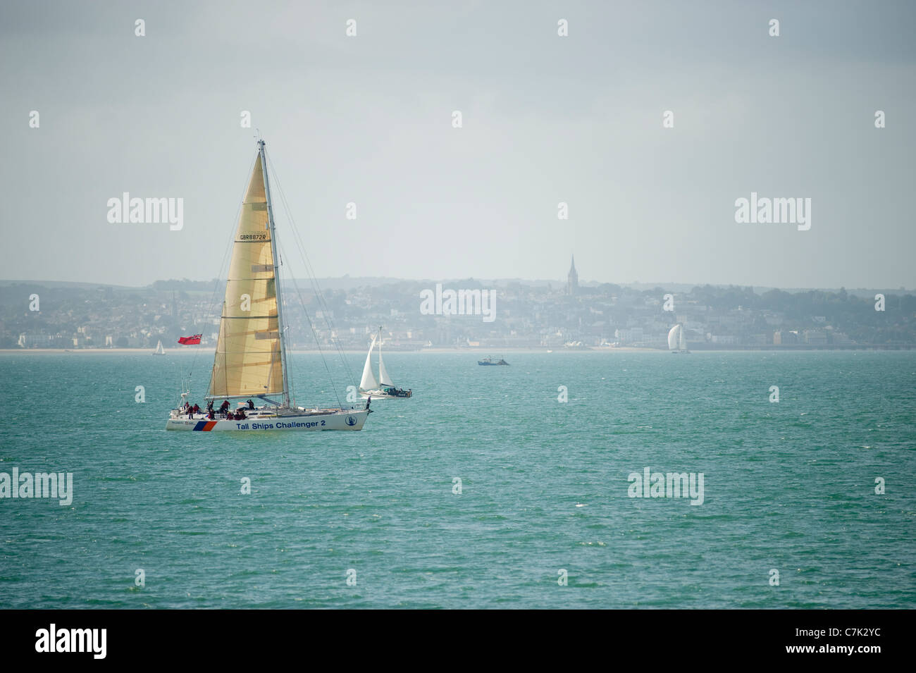 William PG groß Schiff Challenger 2, große Schiffe Jugend Vertrauen Challenger Yacht, im Solent mit der Stadt Ryde in der Ferne. Stockfoto