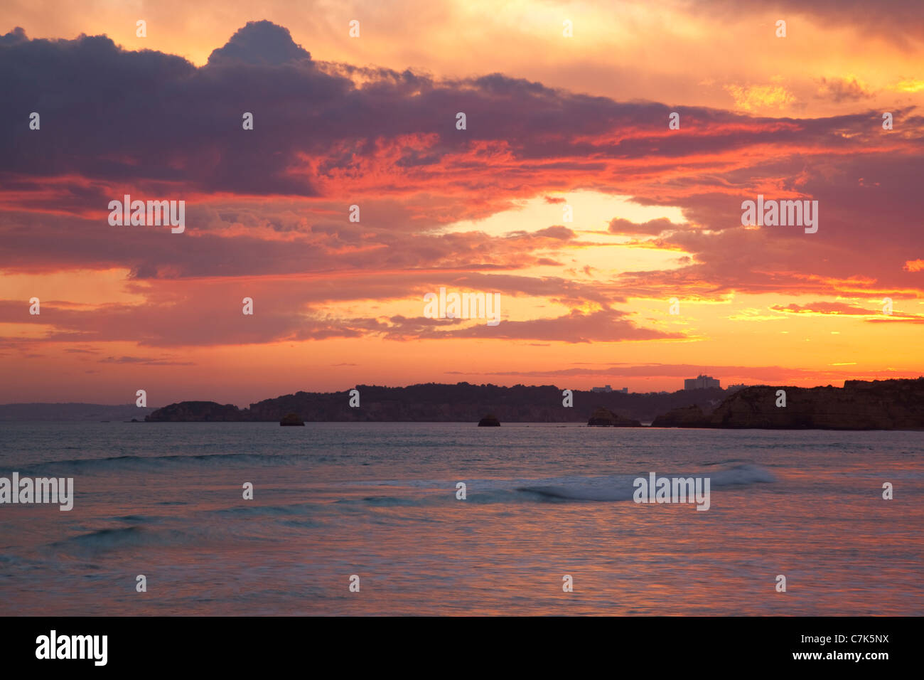 Portugal, Algarve, Praia Da Rocha, Strand bei Sonnenuntergang Stockfoto