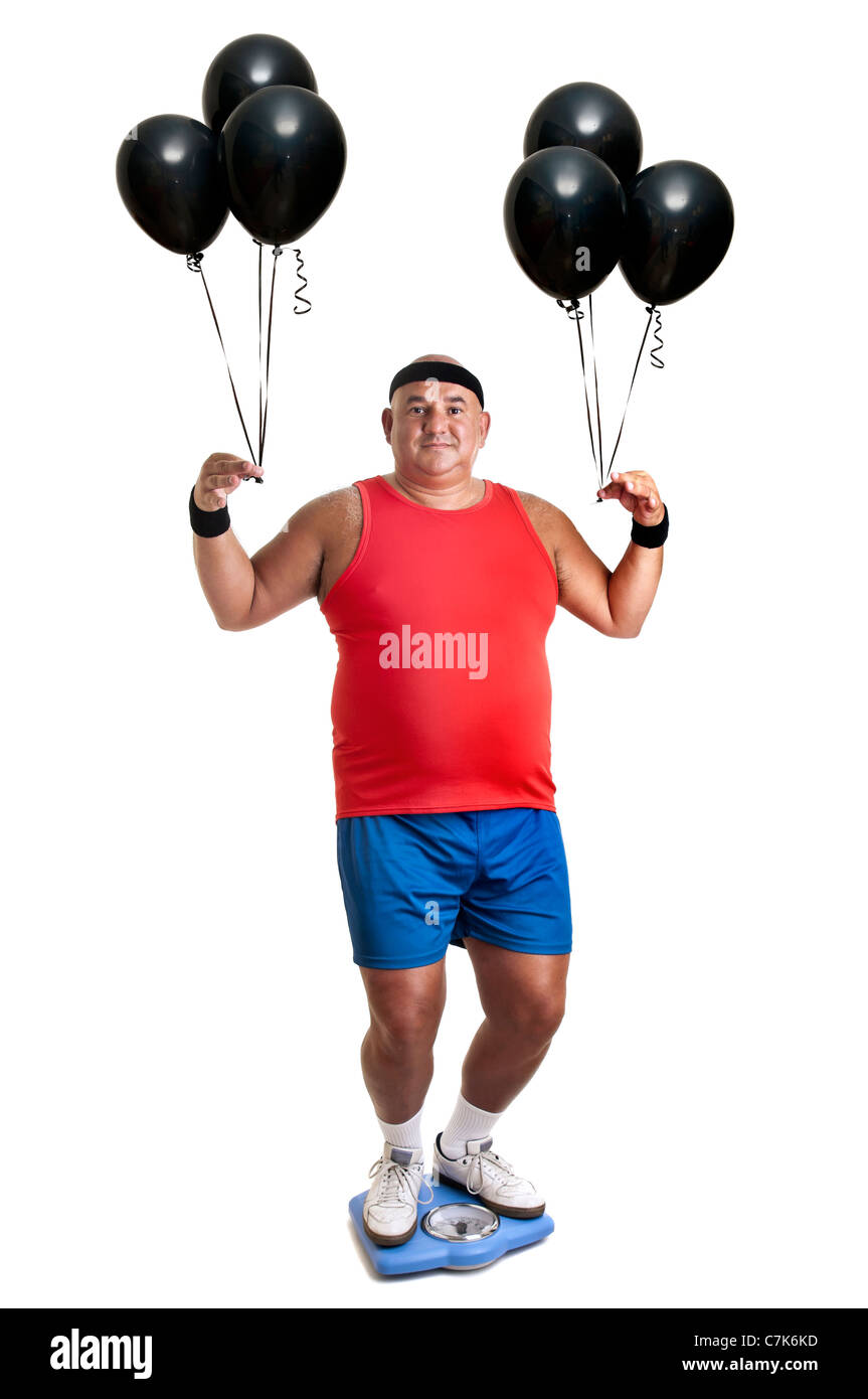 Große Fitness-Mann mit Waage und Luftballons in weiß isoliert Stockfoto