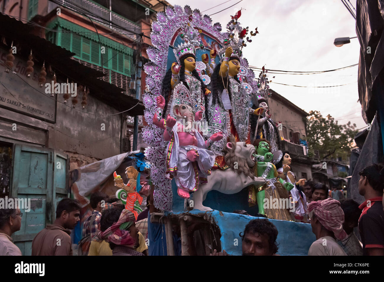 Durga mit ihren Gemahlinnen, unterwegs an den Ort der Anbetung. Stockfoto