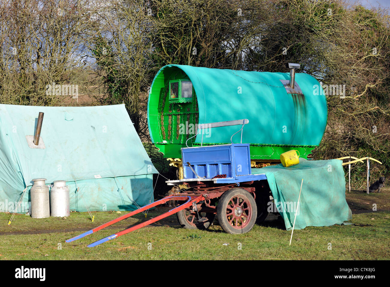 Romani (Zigeuner) Camp am Straßenrand auf B3407, Hampshire, England, UK. Stockfoto