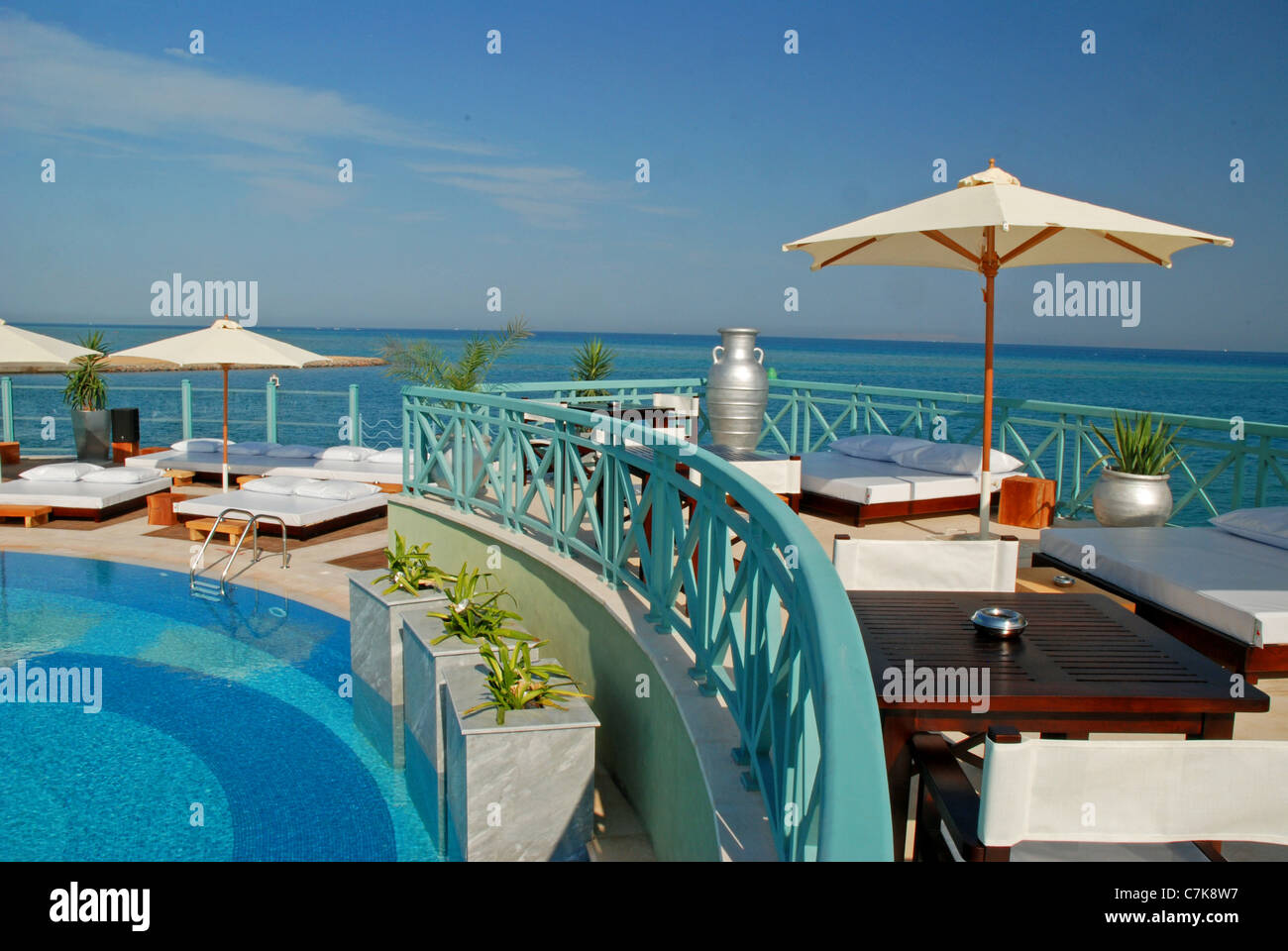 Luxus-Schwimmbad an einem tropischen Ort Stockfoto