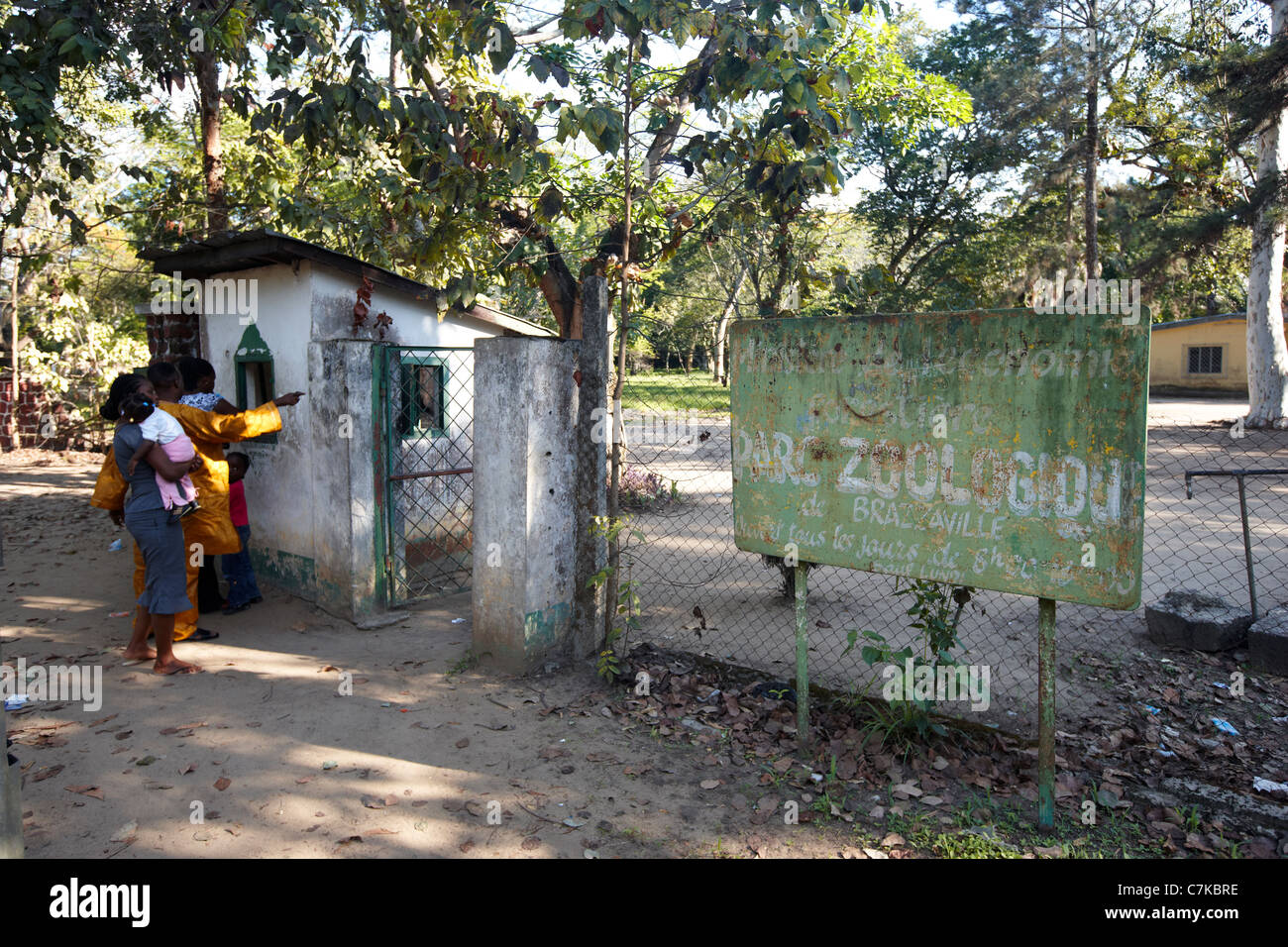 Peoople Kauf von Eintrittskarten zu Parc Zoologique (Tierpark), Brazzaville, Republik Kongo, Afrika Stockfoto