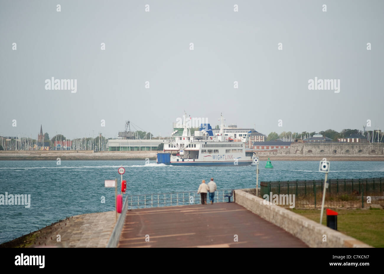 Isle Of Wight Autofähre nahenden Portsmouth, England mit der Gosport Küste im Hintergrund Stockfoto