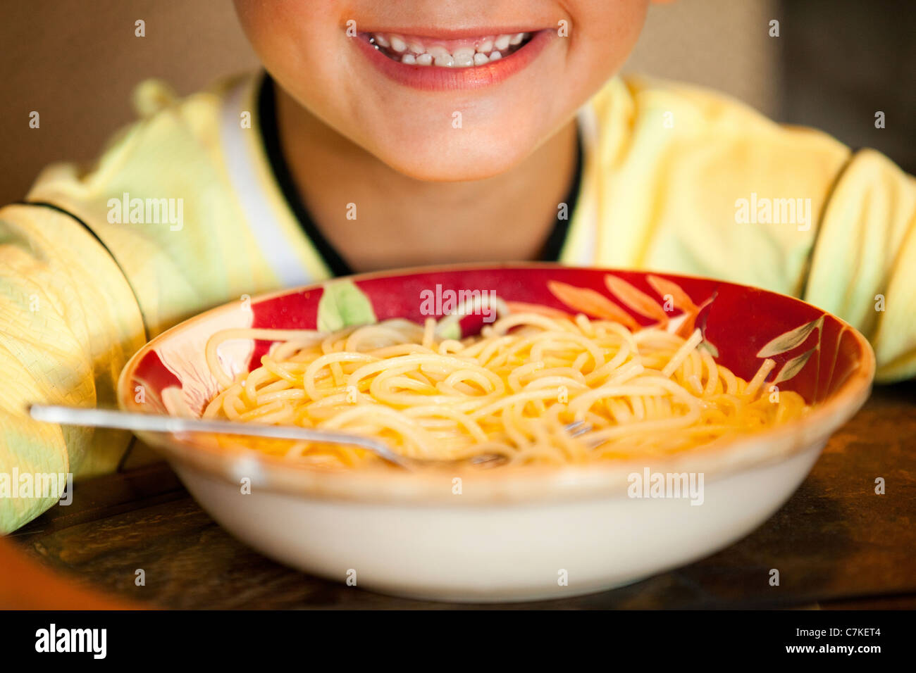 Junge und Spaghetti-Schüssel Stockfoto