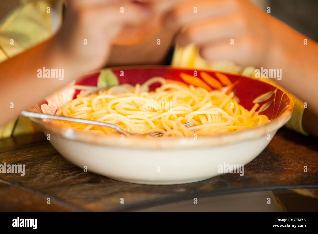 Schüssel mit Spaghetti Stockfoto