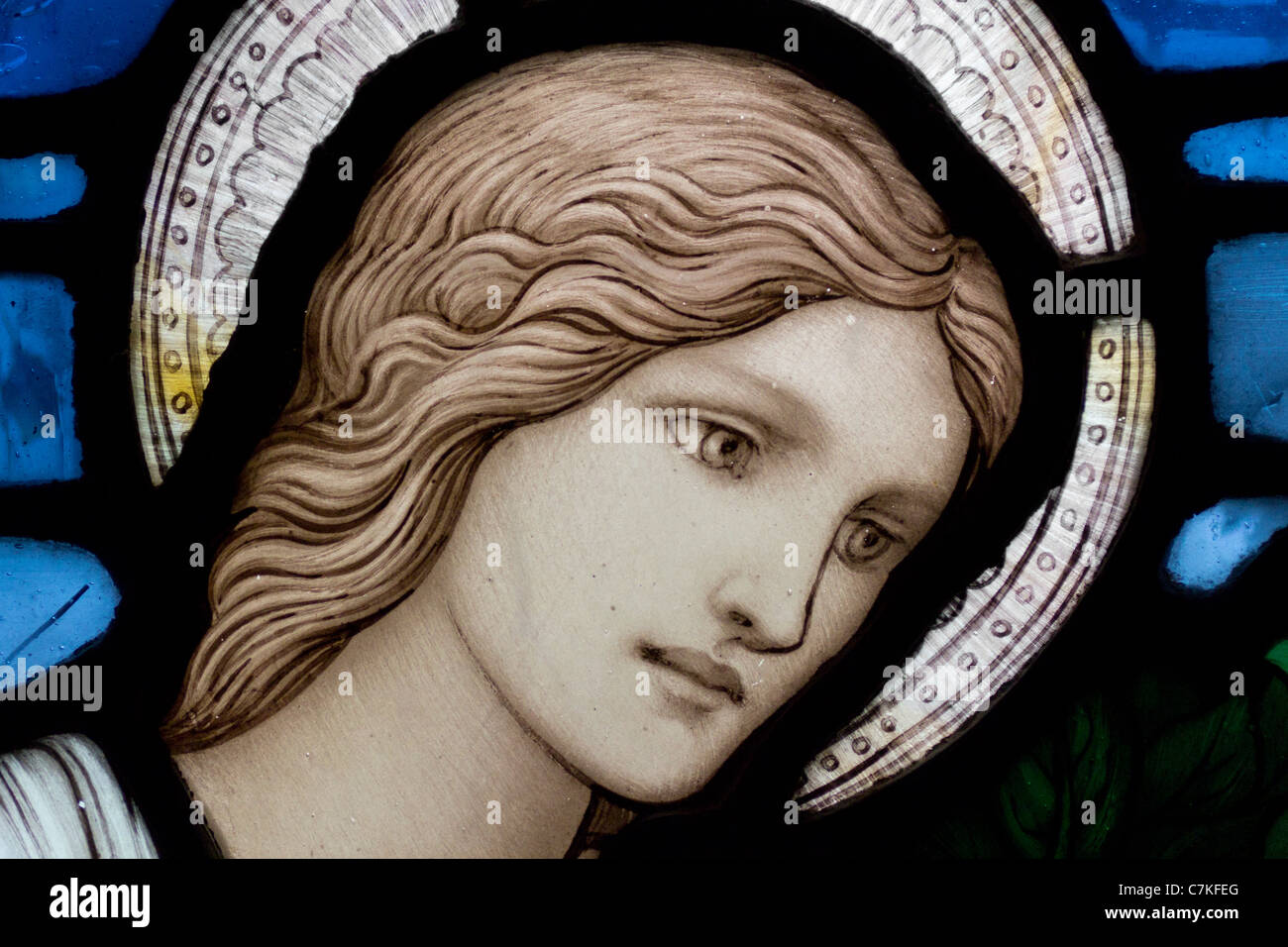 Detail aus Buntglas-Fenster der Heiligen Agnes am Kreuzgang der Kathedrale von Gloucester, Gloucestershire, England Stockfoto