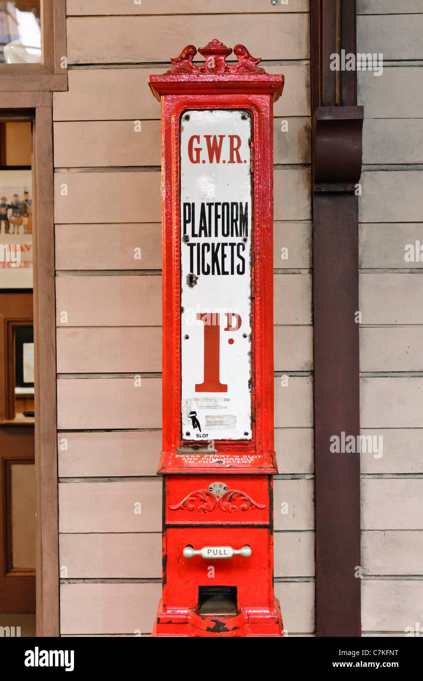 Plattform-Fahrkartenautomat am Bahnhof GWR Stockfoto